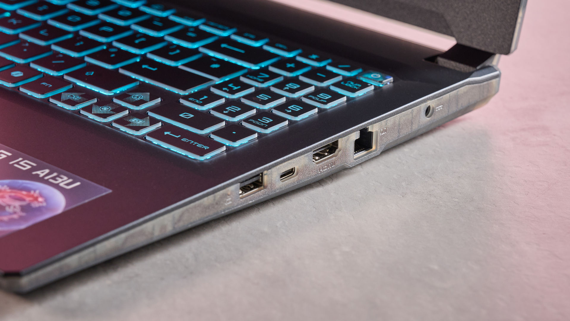 Обзор MSI Cyborg 15 — бюджетный игровой ноутбук картинка MSI Cyborg 15