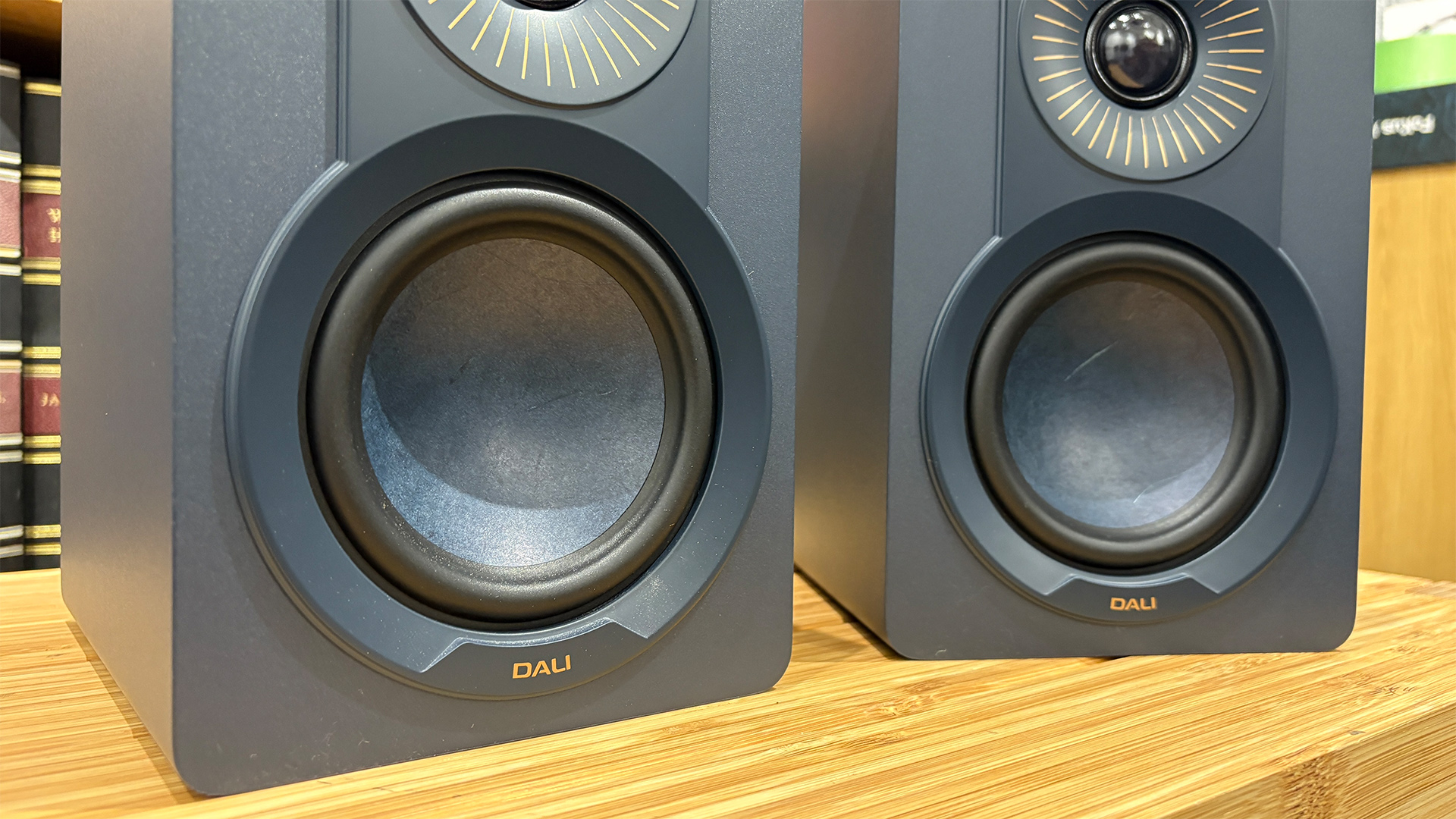 Обзор Dali Kupid: компактные колонки с ярким характером