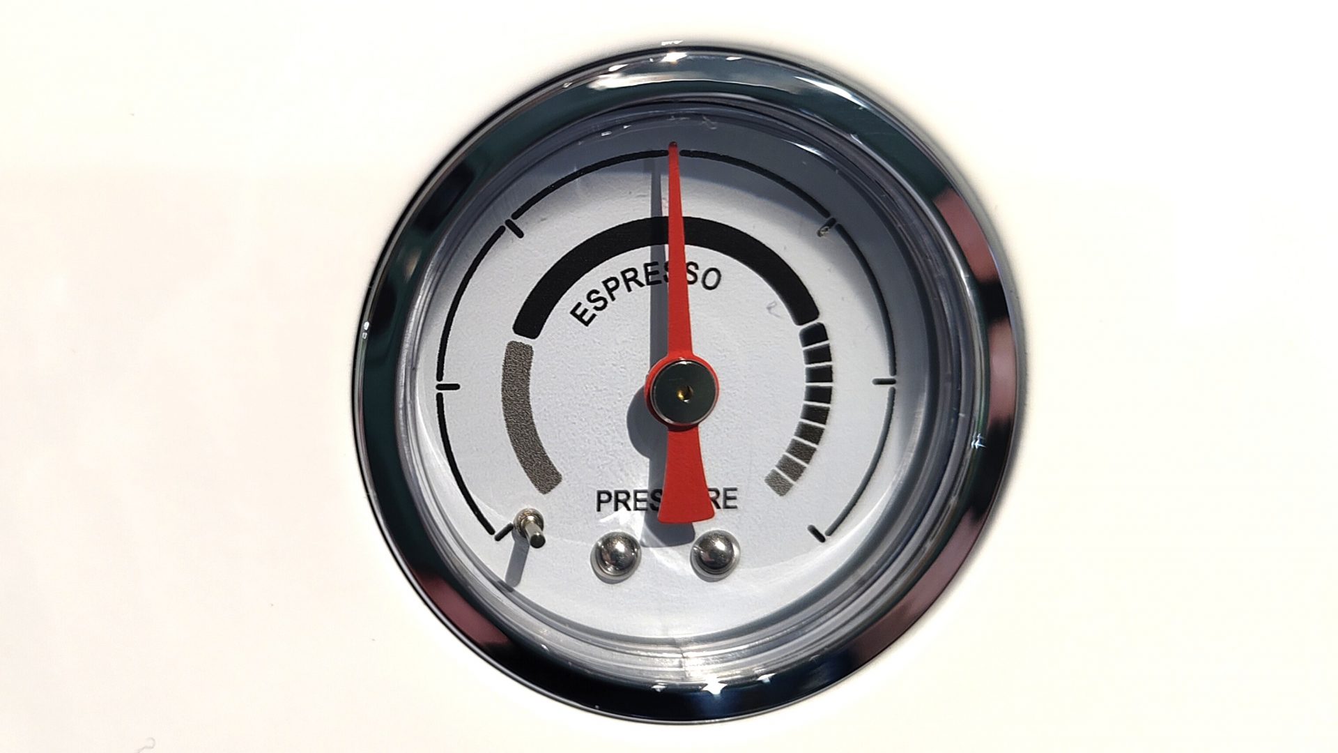 Обзор Smeg ECF03 — стильная кофемашина в стиле 1950-х картинка Smeg ECF03