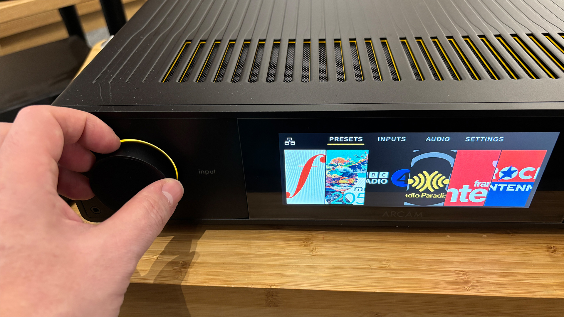 Обзор Arcam SA35 — сбалансированный стриминговый усилитель картинка Arcam SA35