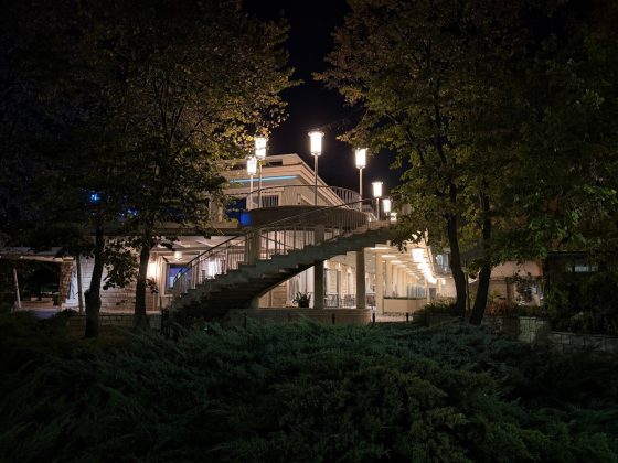 OnePlus 15 против iPhone 17 Pro Max