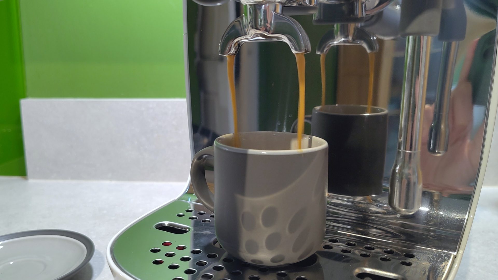 Обзор Smeg ECF03 — стильная кофемашина в стиле 1950-х картинка Smeg ECF03