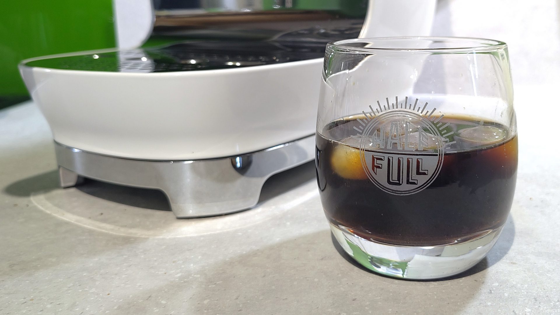 Обзор Smeg ECF03 — стильная кофемашина в стиле 1950-х картинка Smeg ECF03