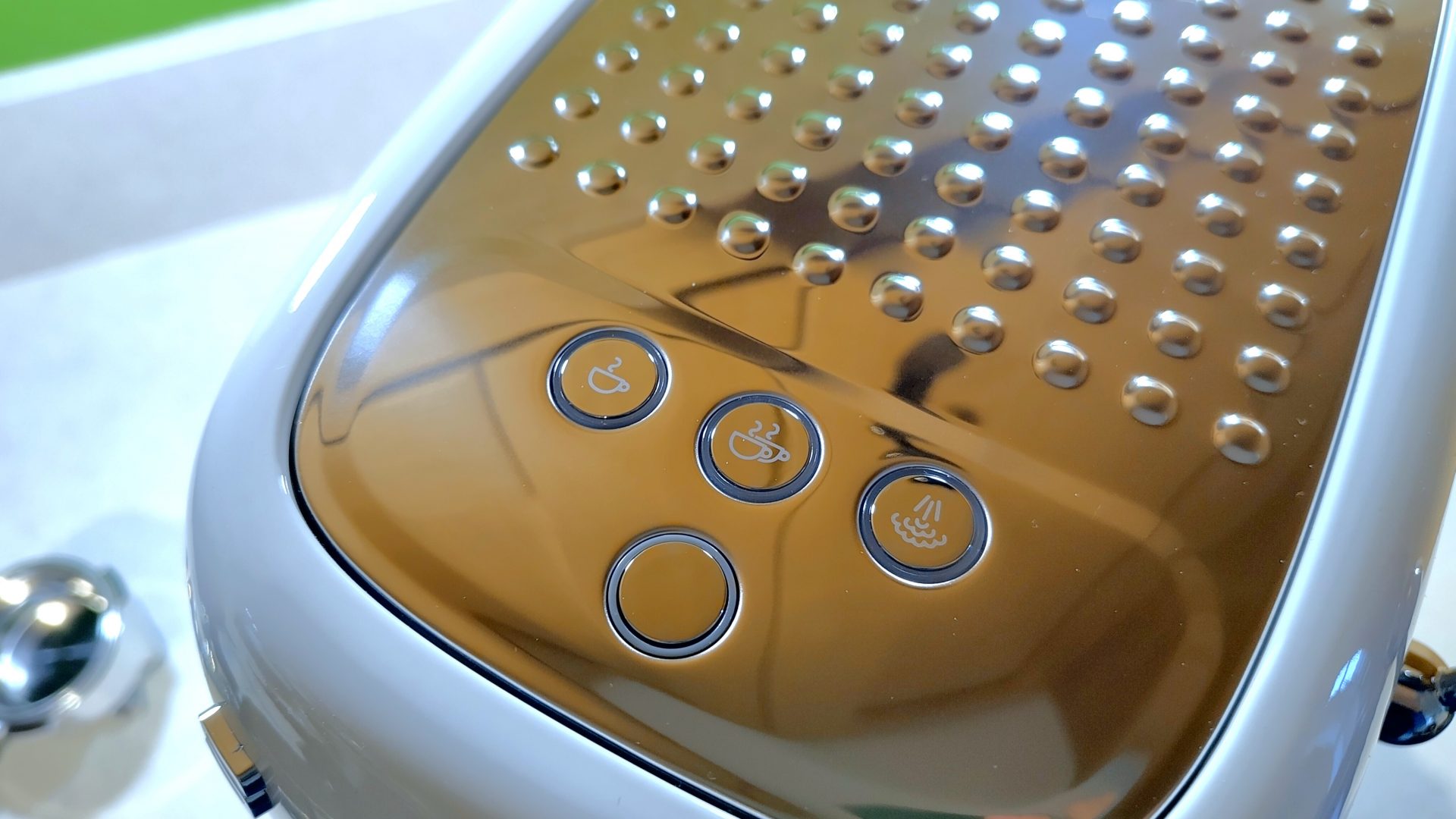 Обзор Smeg ECF03 — стильная кофемашина в стиле 1950-х картинка Smeg ECF03