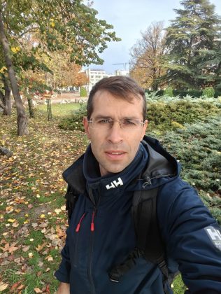 OnePlus 15 против iPhone 17 Pro Max