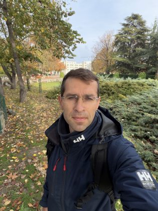 OnePlus 15 против iPhone 17 Pro Max