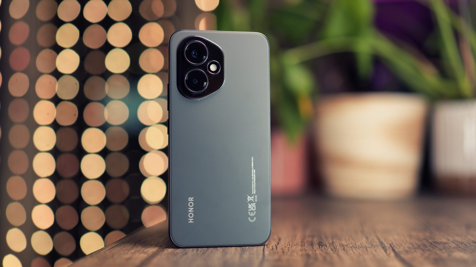 Лучшие смартфоны среднего класса 2025 года: топ-10 моделей картинка Honor 400