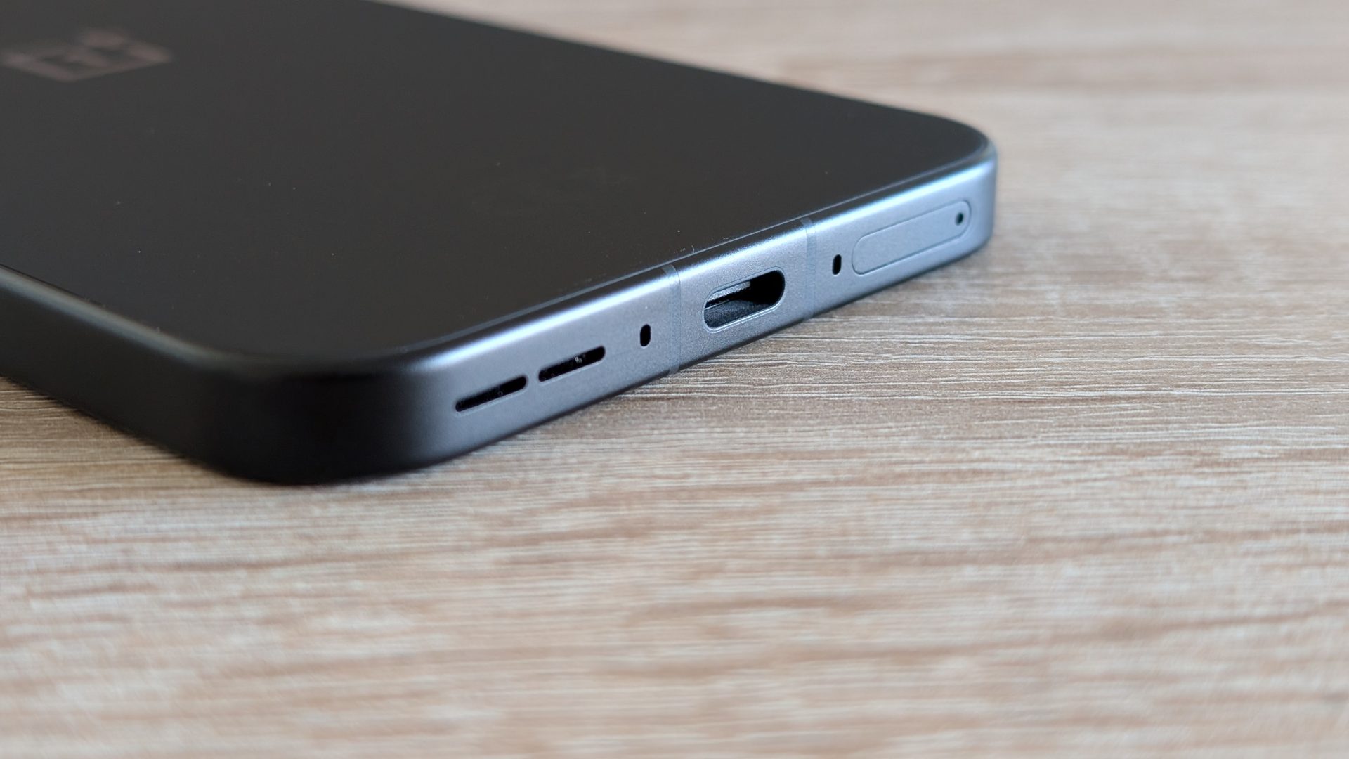 Обзор OnePlus 15 — топовый флагман с рекордной батареей картинка OnePlus 15