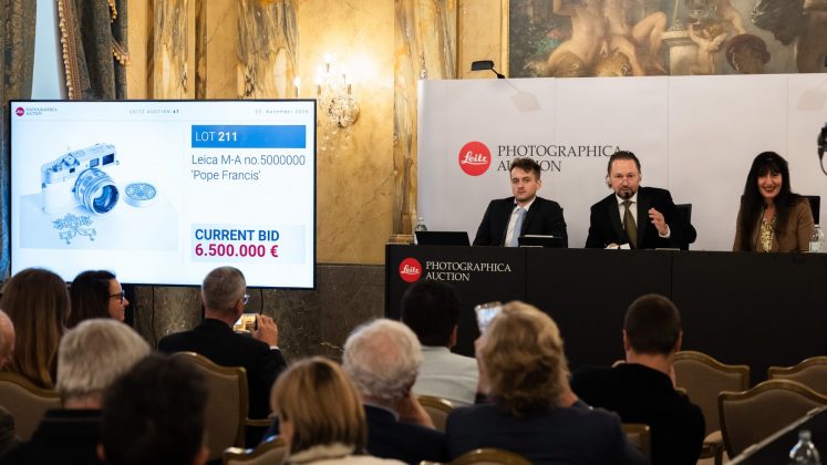Безумие коллекционеров: Уникальную Leica Папы Римского продали за 591 млн рублей. Разбираемся, что в ней такого особенного