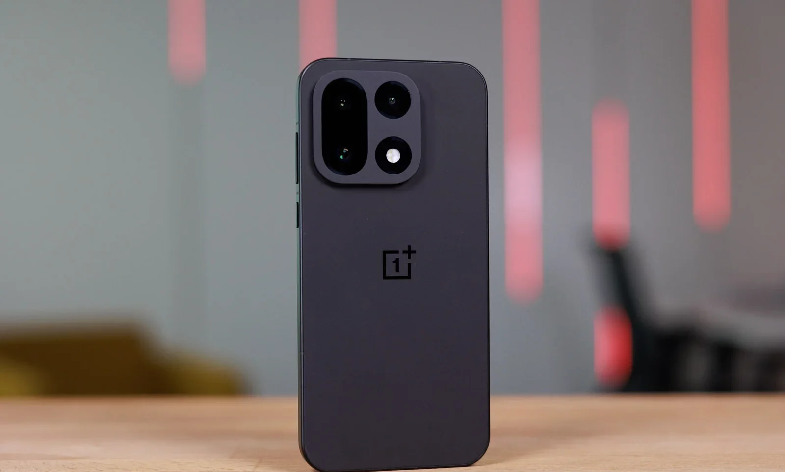 Обзор OnePlus 15: аутсайдер возвращается картинка OnePlus 15