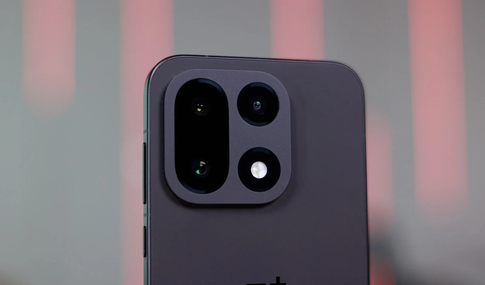 Обзор OnePlus 15: аутсайдер возвращается картинка OnePlus 15