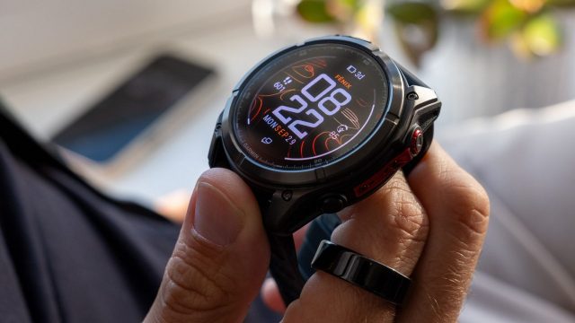 Часы Garmin Forerunner с AMOLED и солнечной зарядкой