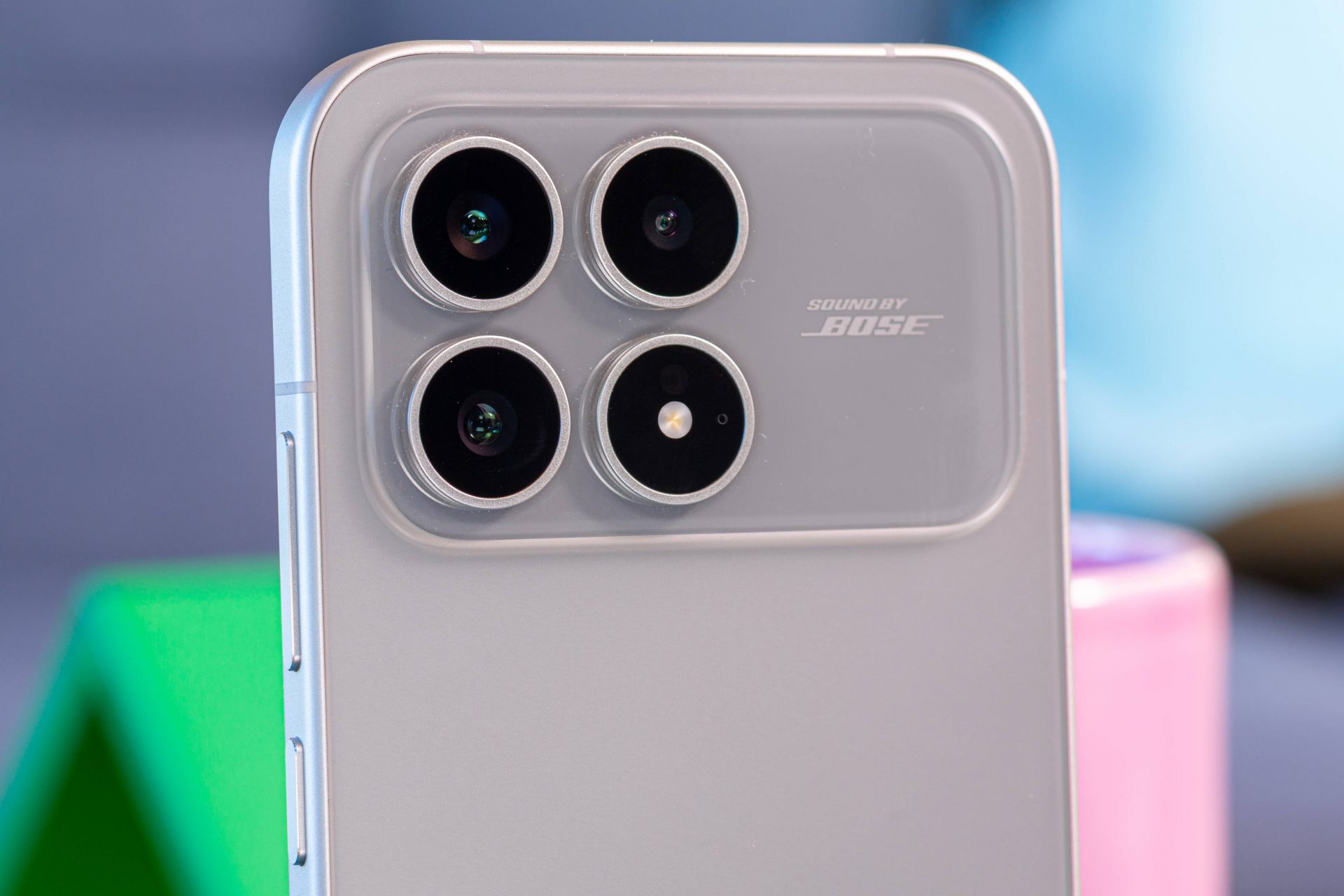 Джинса вместо стекла чем так плох дизайн новых Poco F8 Pro и F8 Ultra