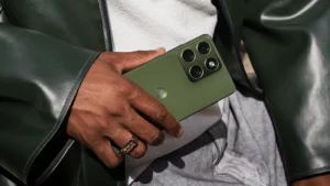 Война клонов: Motorola выпустила альтернативу iPhone Air, и её не нужно ждать