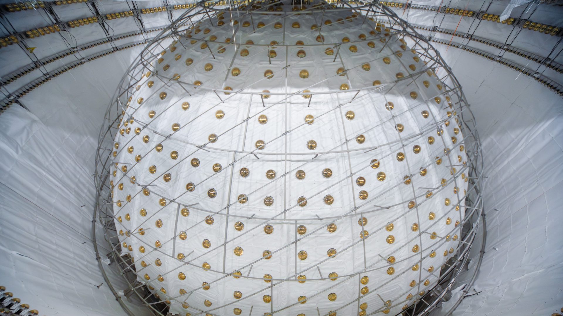 Физики в шоке гигантский детектор JUNO опроверг 50 лет исследований за два месяца