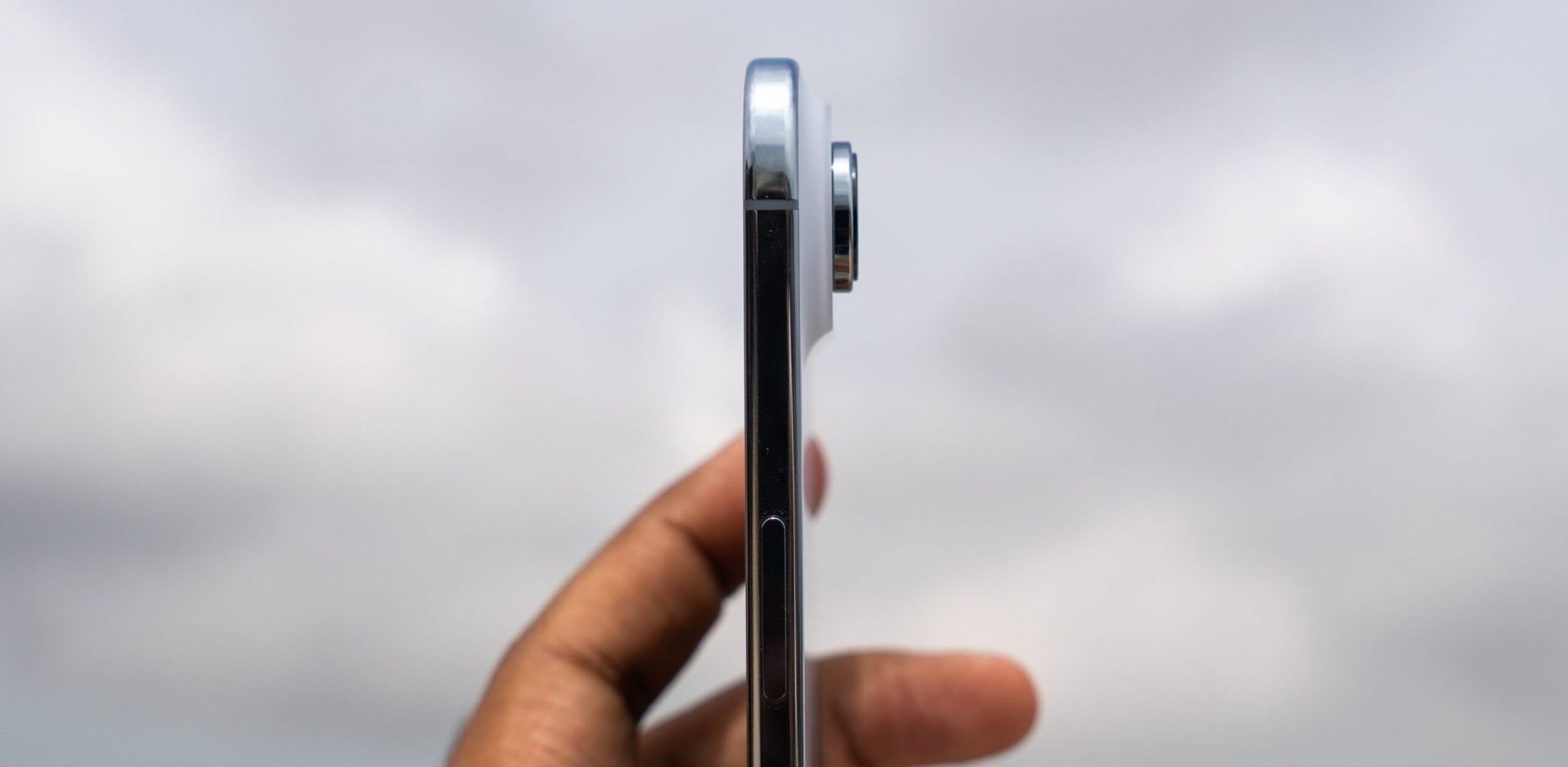 Флагман Galaxy S25 Edge в подвешенном состоянии