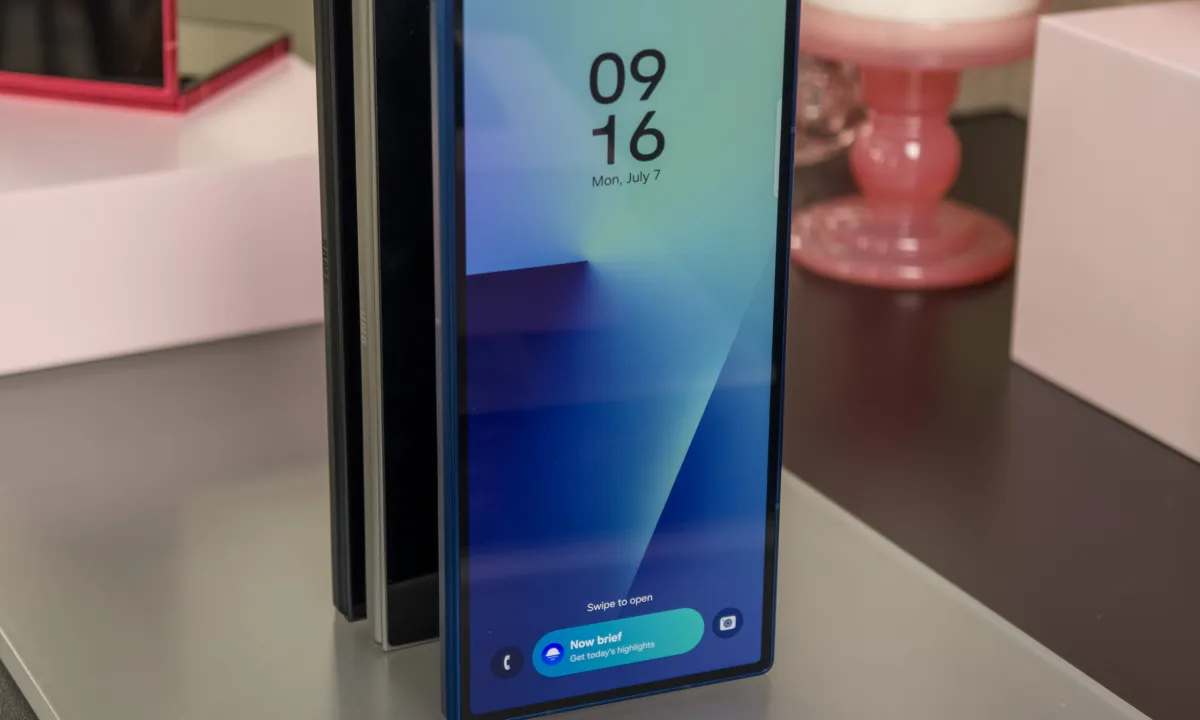 смартфон с One UI 8