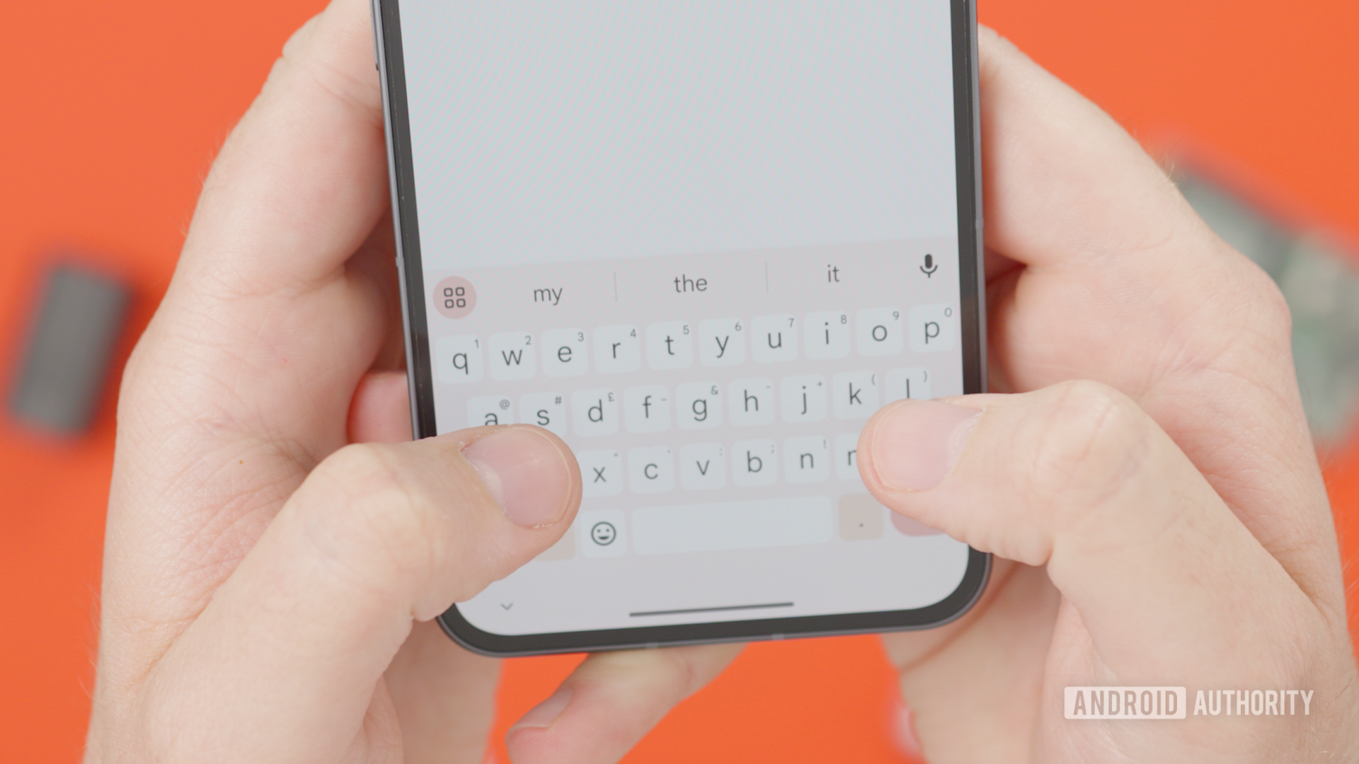 Глупая кнопка в Gboard: Google хочет, чтобы вы спамили одинаковыми GIF-ками