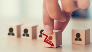 ИИ сокращает штат: увольнения бьют по начальным позициям и молодежи