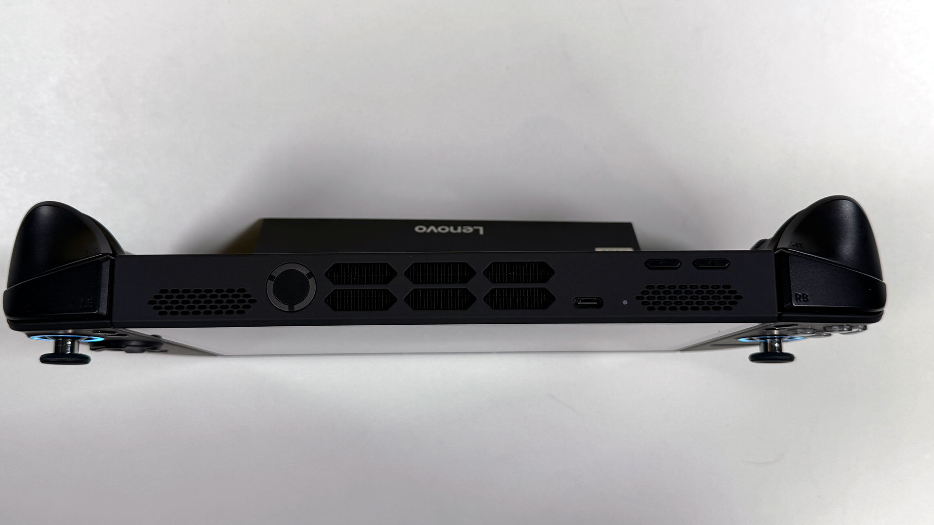 Обзор Lenovo Legion Go 2: производительный мини-ПК картинка Консоль Lenovo Legion Go 2 с OLED для геймеров