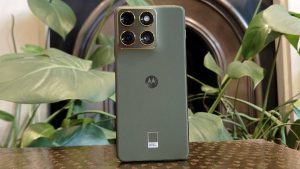 Обзор Motorola Edge 70 — спорный тонкий смартфон