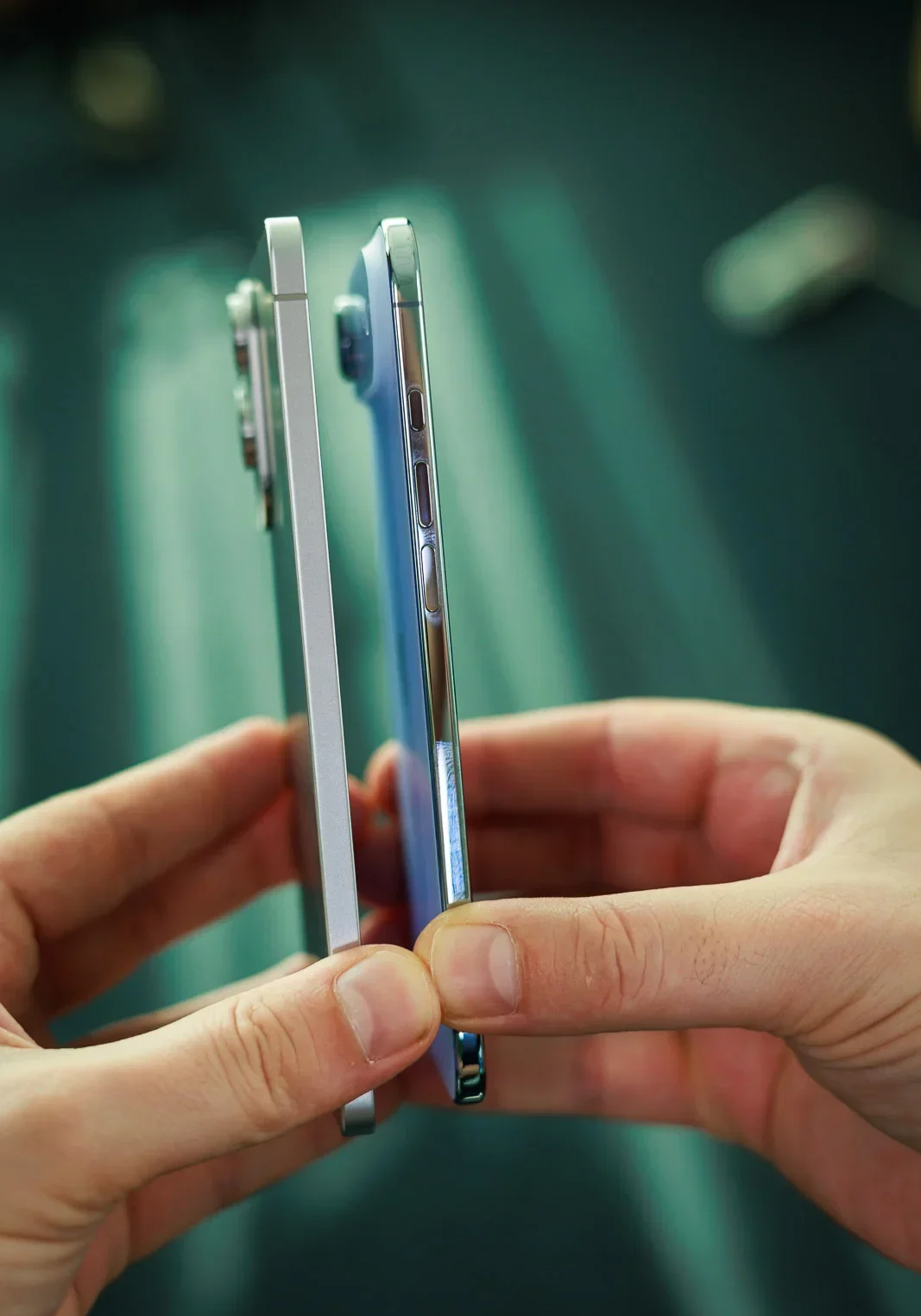 Народ вынес приговор тонкие смартфоны — главный провал Apple и Samsung