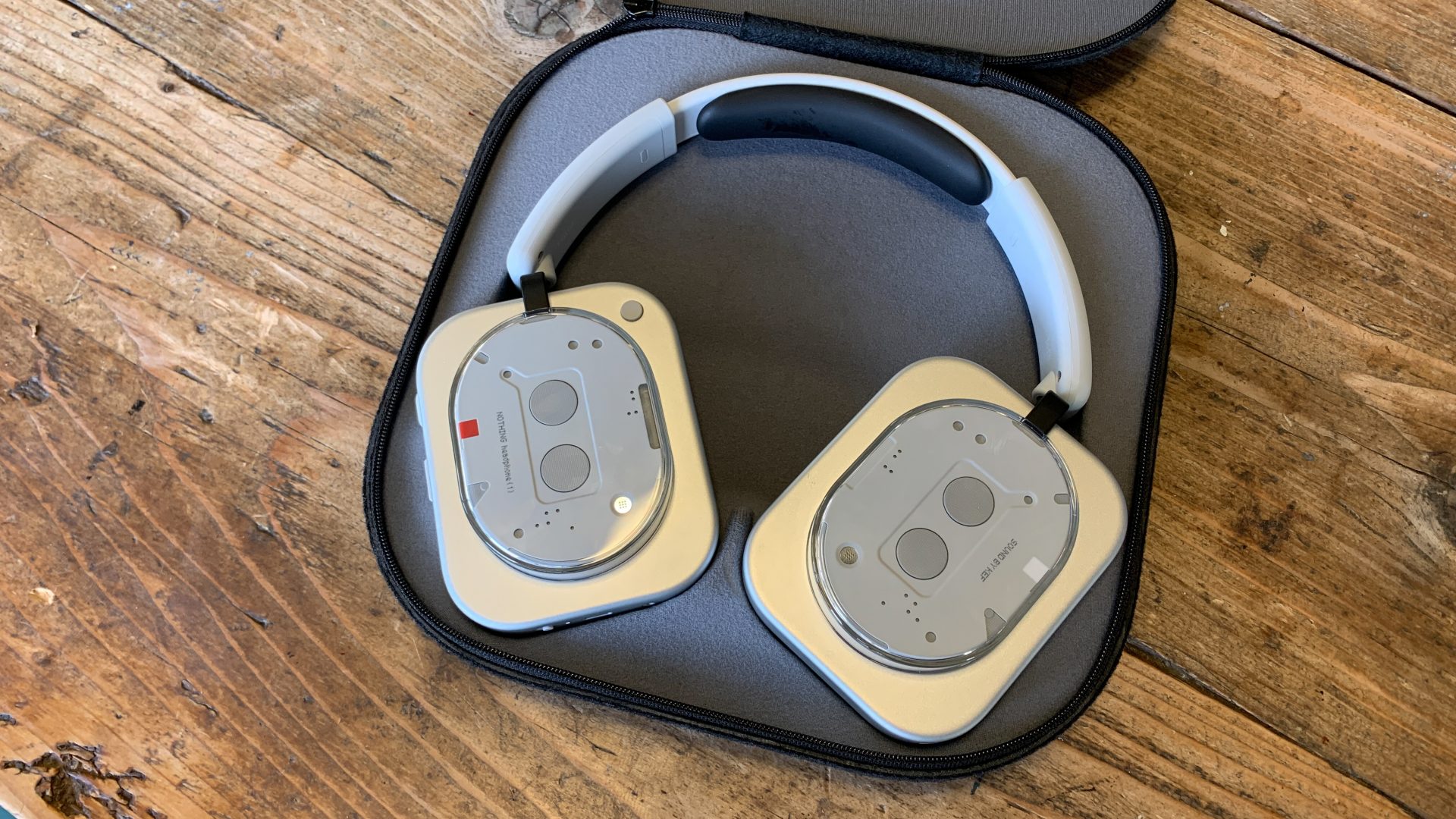 Наушники Nothing (1) — смелый дизайн и звук