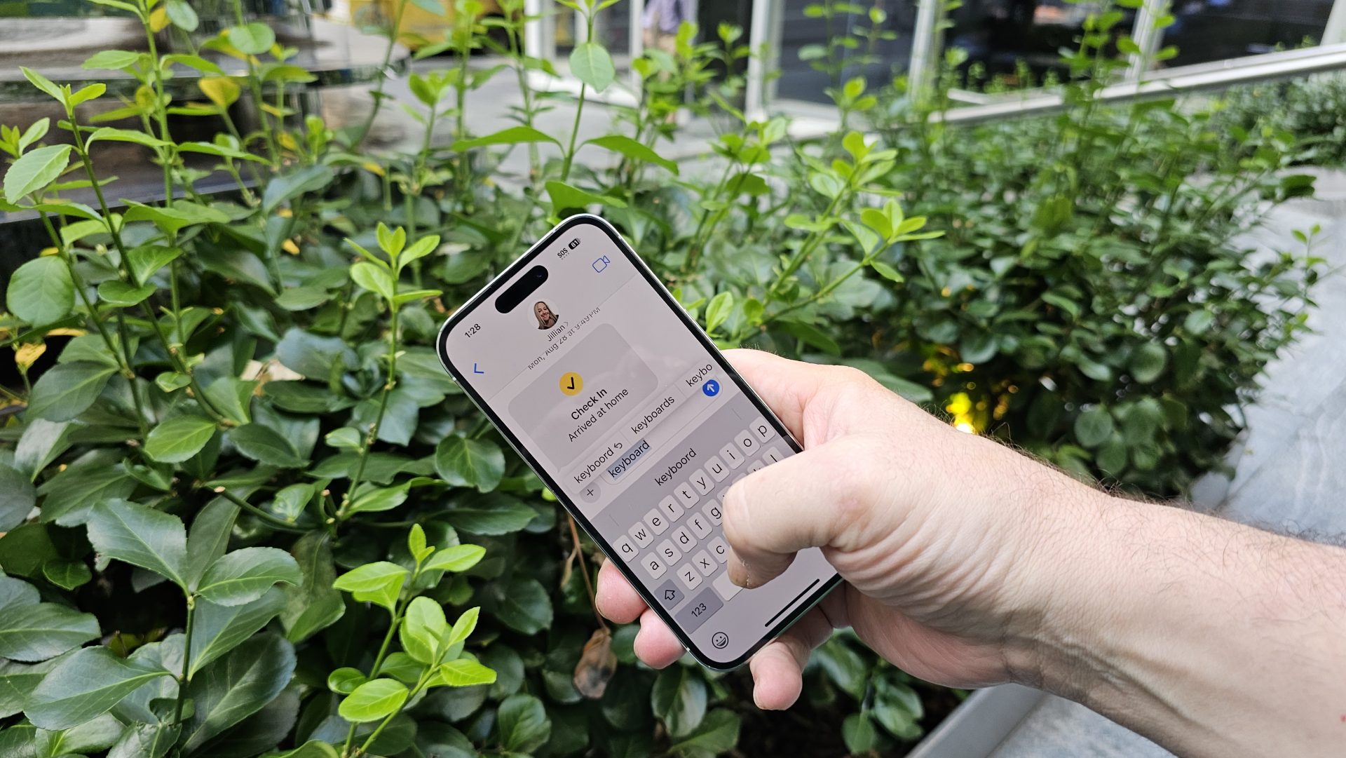 532619Нет, вы не разучились печатать: Apple сломала клавиатуру в iOS 26, но чинить ее не собирается