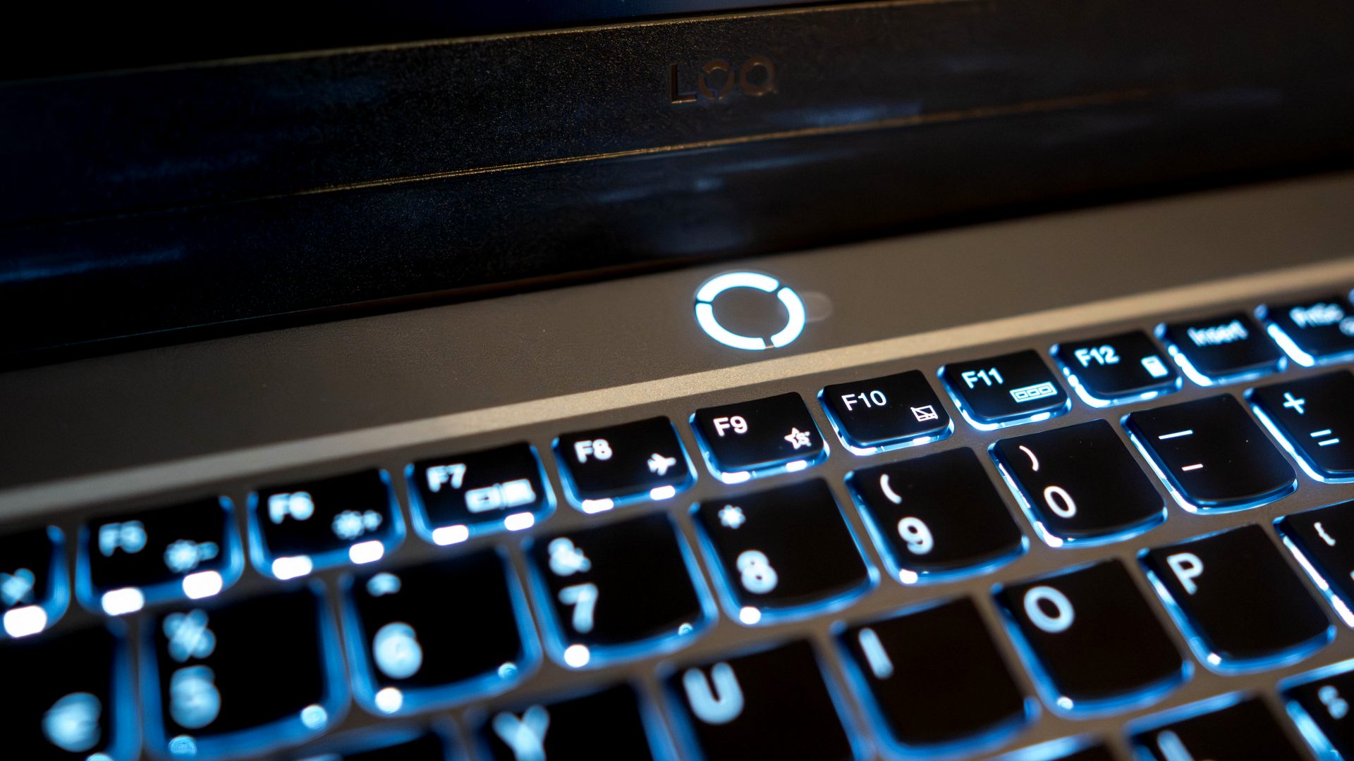 Ноутбук Lenovo LOQ 15IAX9: бюджетная машина тянет