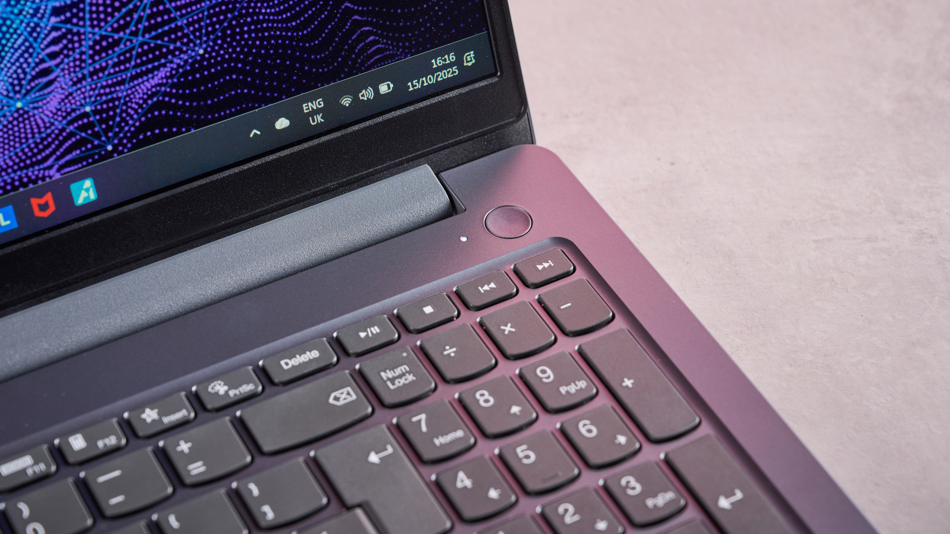 Ноутбук Lenovo LOQ Essential 15 Gen 9: скромный и мощный