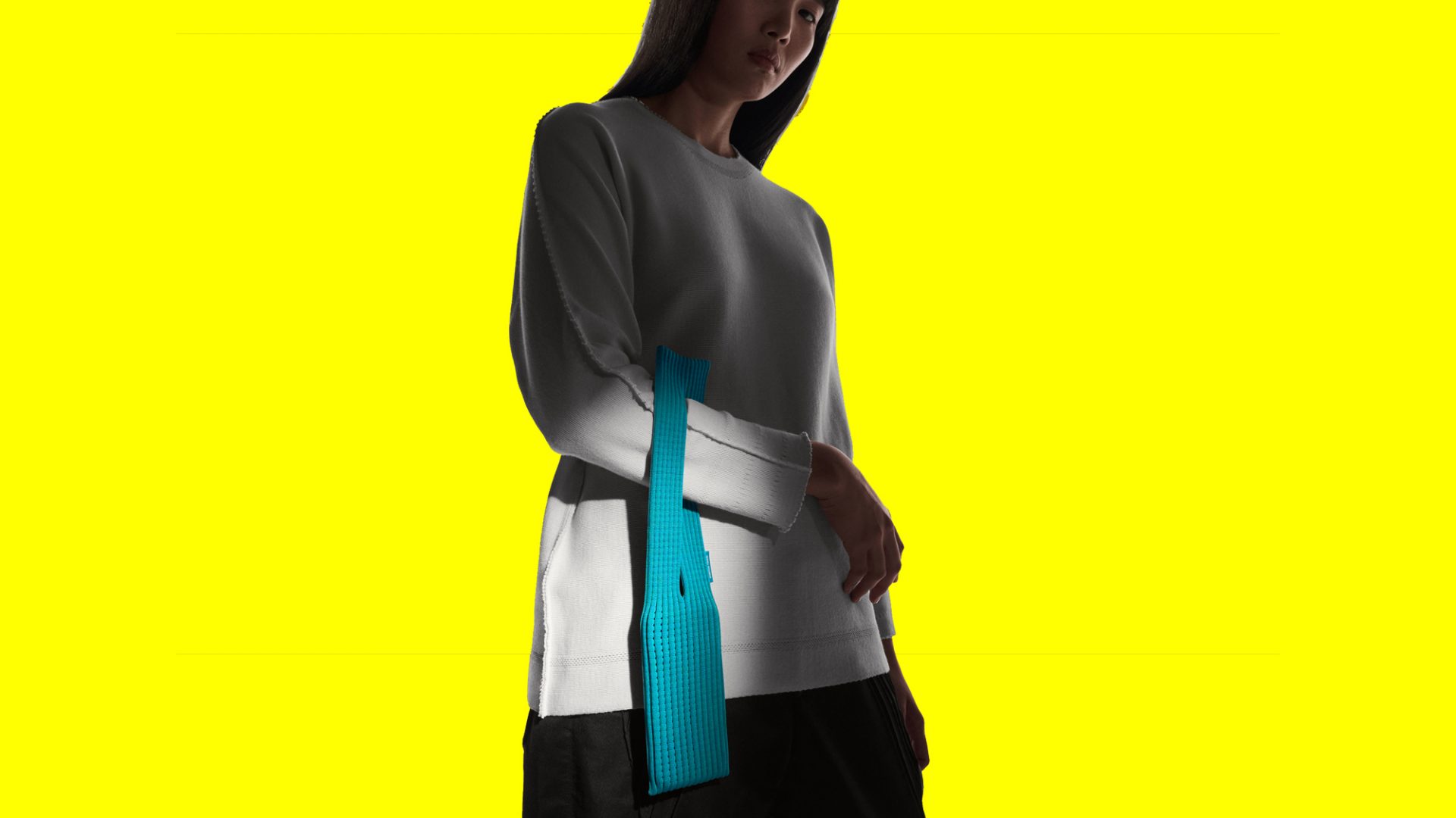 Новый позор Apple: зачем компания продает носок для iPhone Pocket за 12 тысяч рублей?