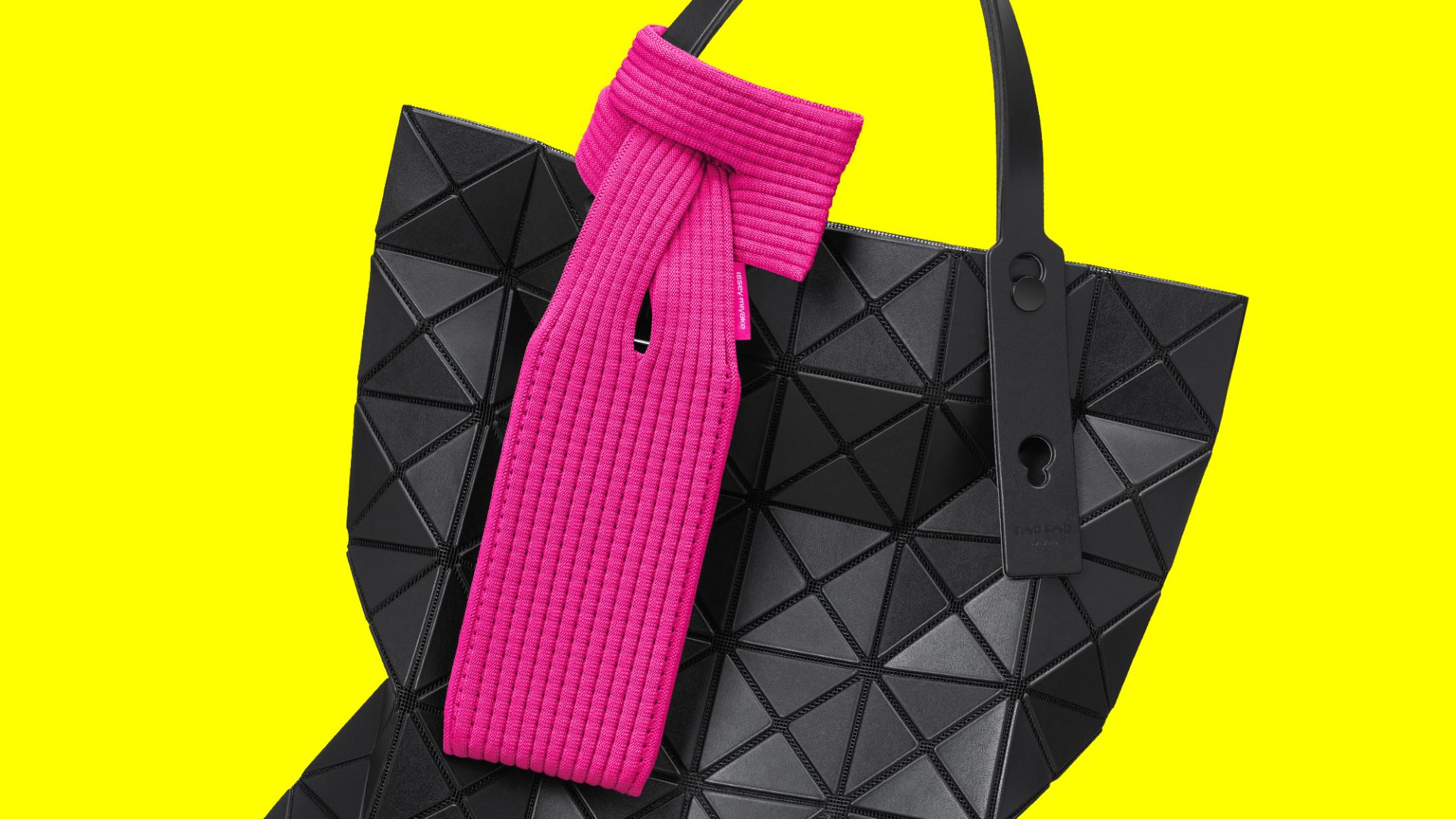 Новый позор Apple: зачем компания продает носок для iPhone Pocket за 12 тысяч рублей?