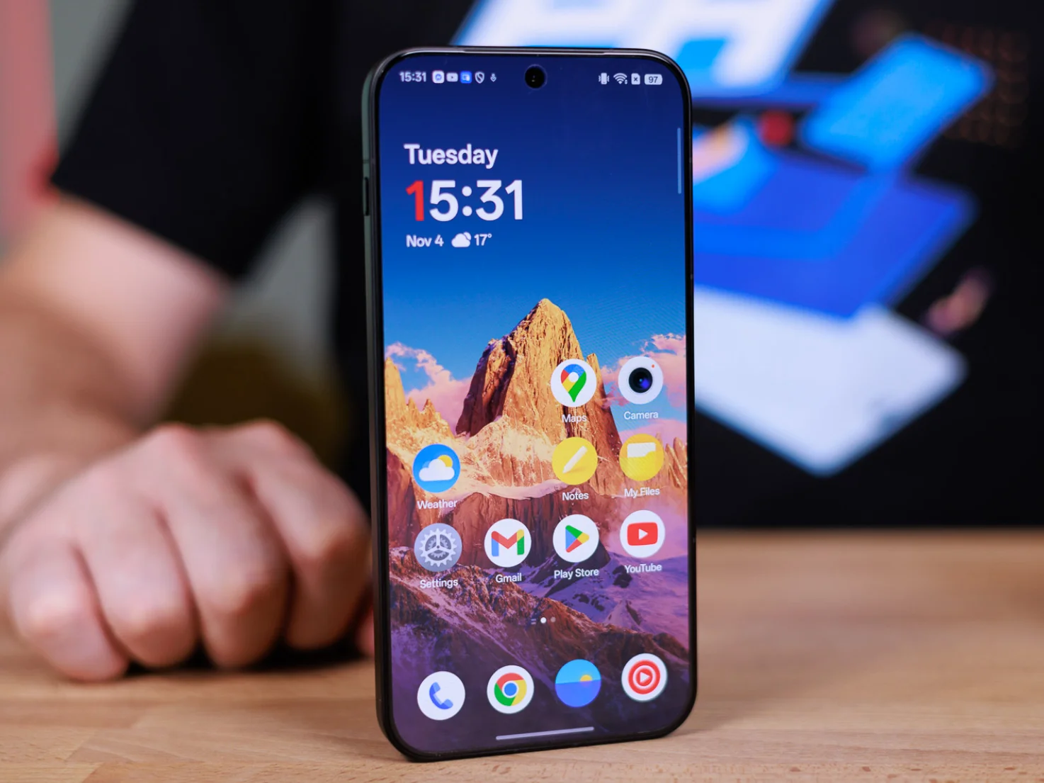 OnePlus 15 доказывает: мода на «понты» прошла. Наступила эра практичности картинка OnePlus 15