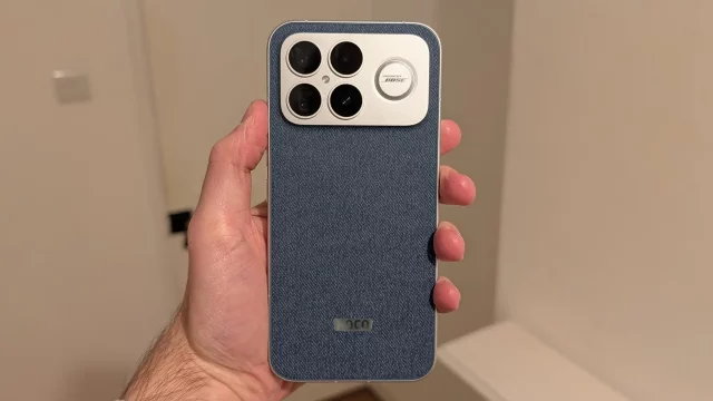 Poco F8 Ultra — дизайнерский провал или гениальное решение Конкурентам от Apple и Google такое и не снилось (1) Poco F8 Ultra — дизайнерский провал или гениальное решение Конкурентам от Apple и Google такое и не снилось