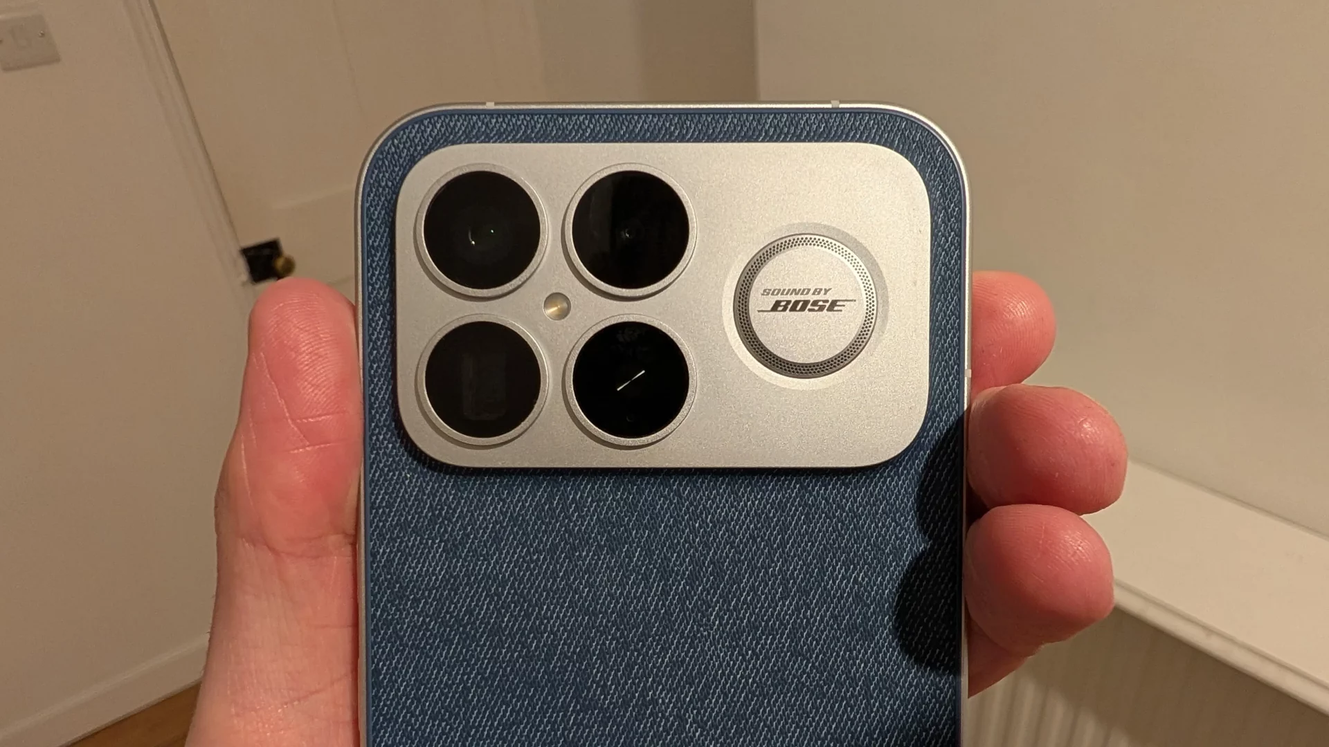 Poco F8 Ultra — дизайнерский провал или гениальное решение? Конкурентам от Apple и Google такое и не снилось картинка Poco F8 Ultra — дизайнерский провал или гениальное решение Конкурентам от Apple и Google такое и не снилось