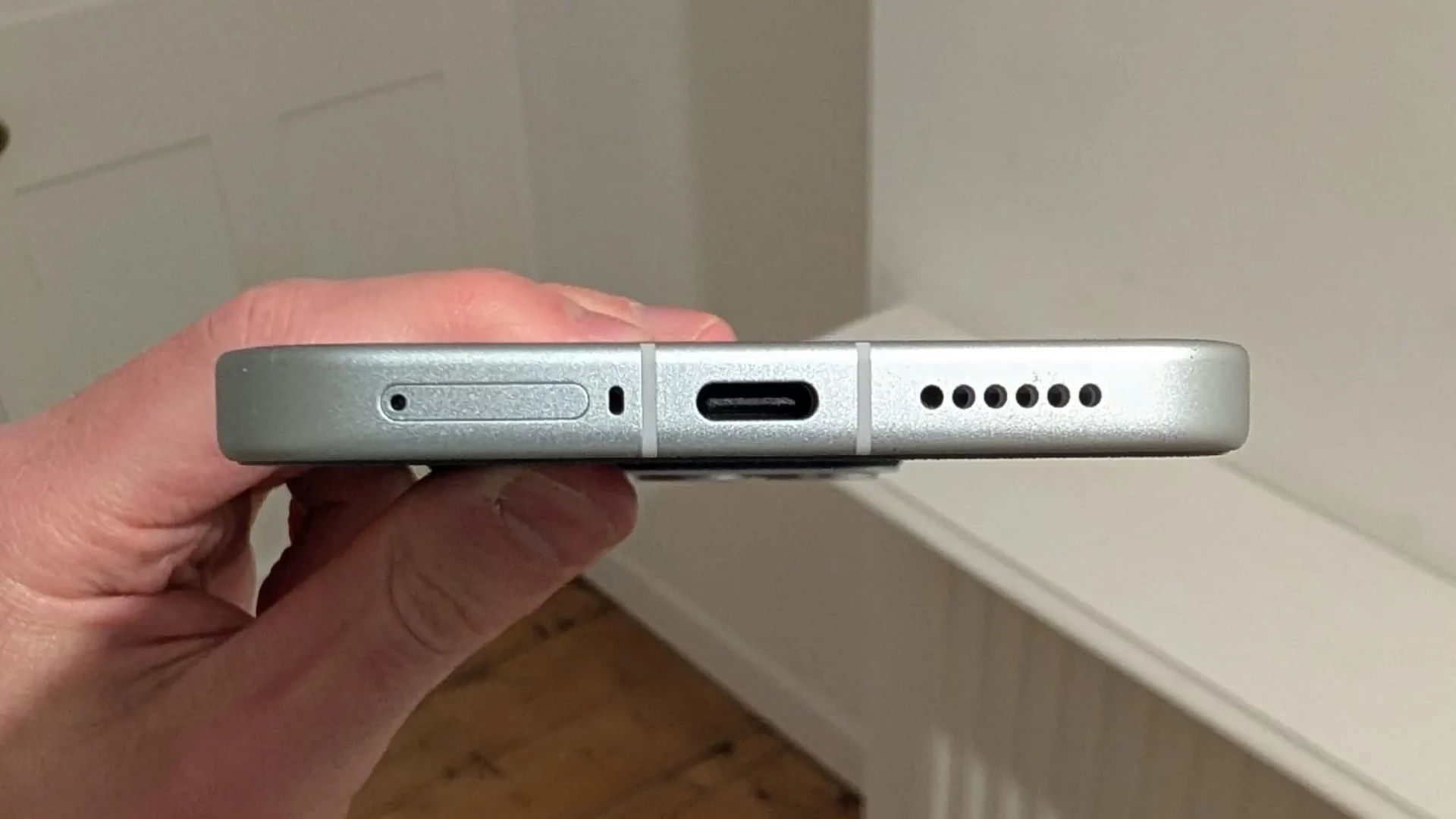 Poco F8 Ultra — дизайнерский провал или гениальное решение? Конкурентам от Apple и Google такое и не снилось картинка Poco F8 Ultra — дизайнерский провал или гениальное решение Конкурентам от Apple и Google такое и не снилось