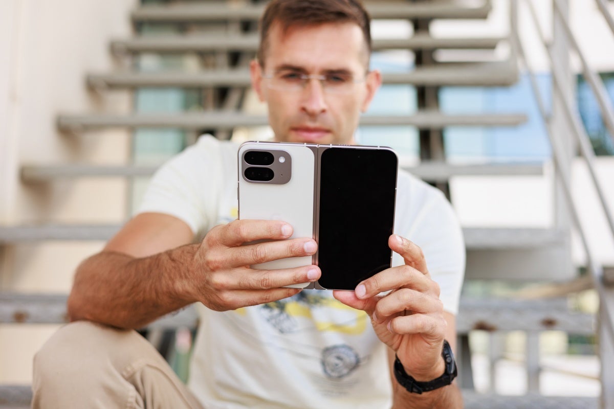 Samsung Galaxy Z Flip 6 чувствует давление: Motorola и Google атакуют складные смартфоны картинка Продажи смартфонов: Motorola обошла Galaxy Z Flip 6