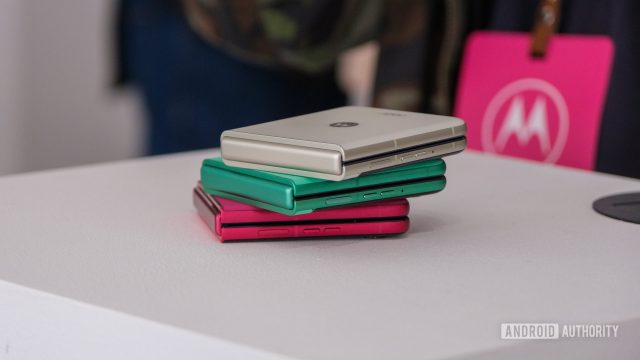 Провал Pantone главный цвет 2026 года уже год продается в Motorola Razr