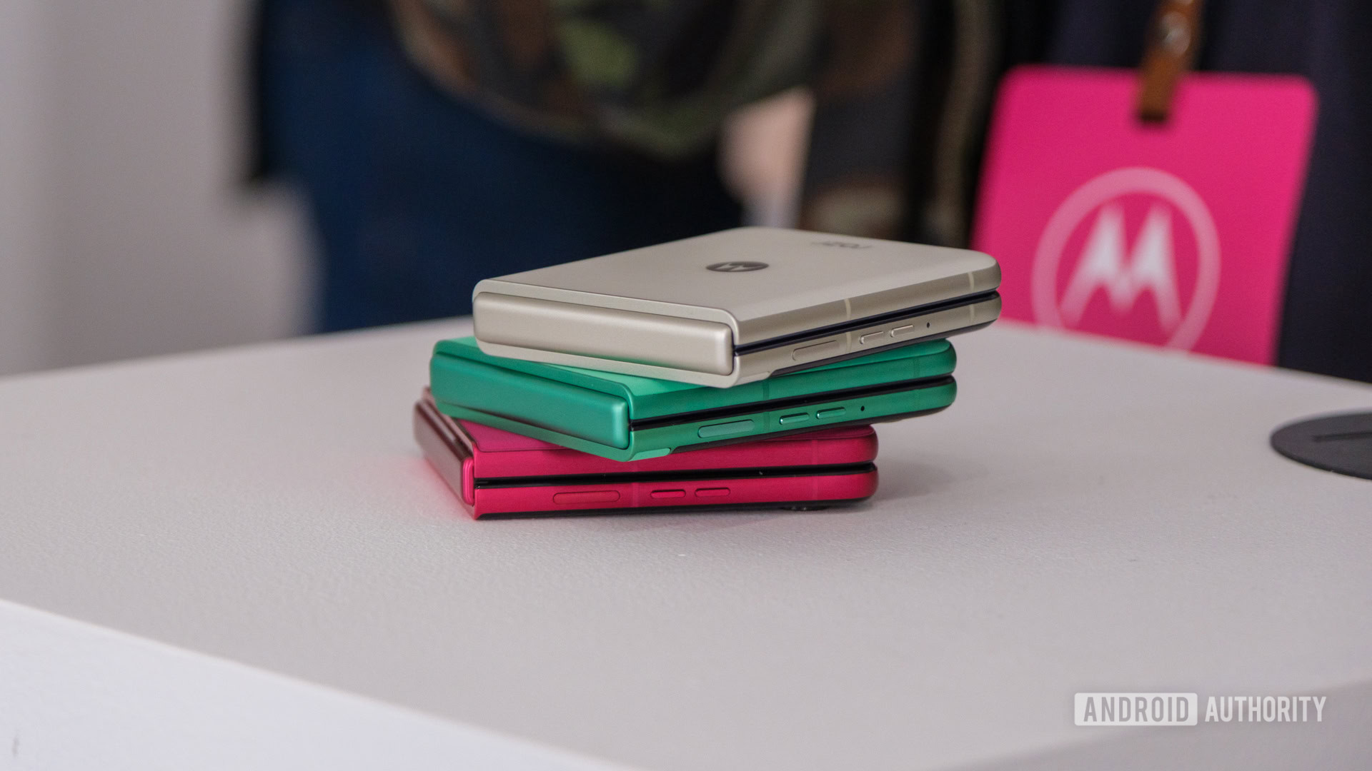 Провал Pantone: главный цвет 2026 года уже год продается в Motorola Razr