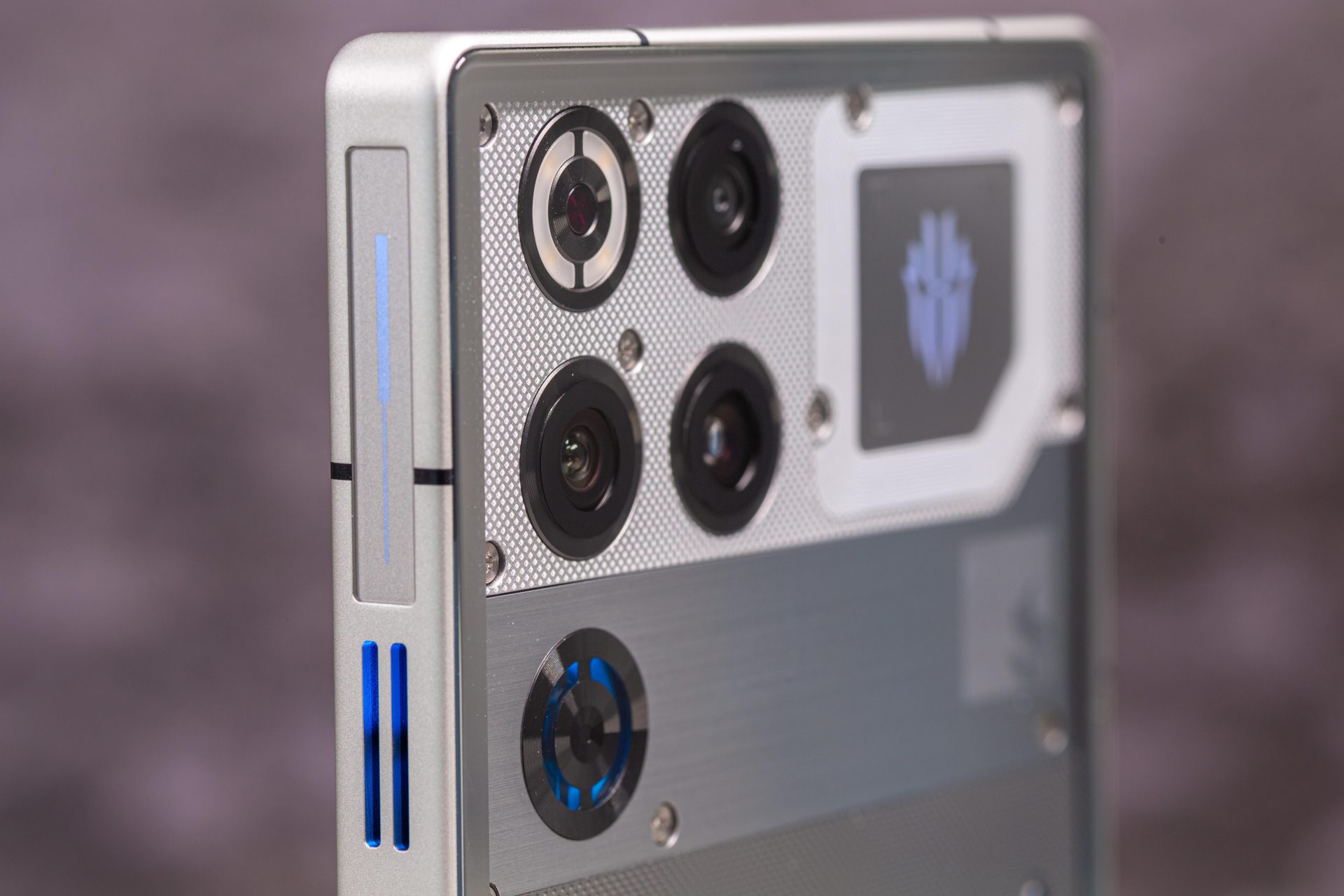 RedMagic 11 Pro — это вообще нормально Игровой монстр с жидкостью внутри оказался просто копией