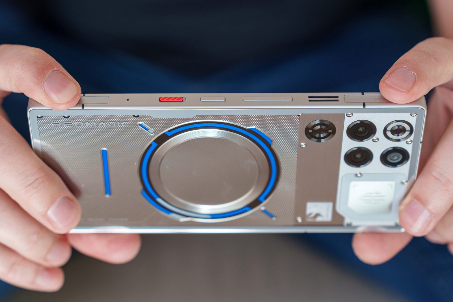 RedMagic 11 Pro — это вообще нормально Игровой монстр с жидкостью внутри оказался просто копией