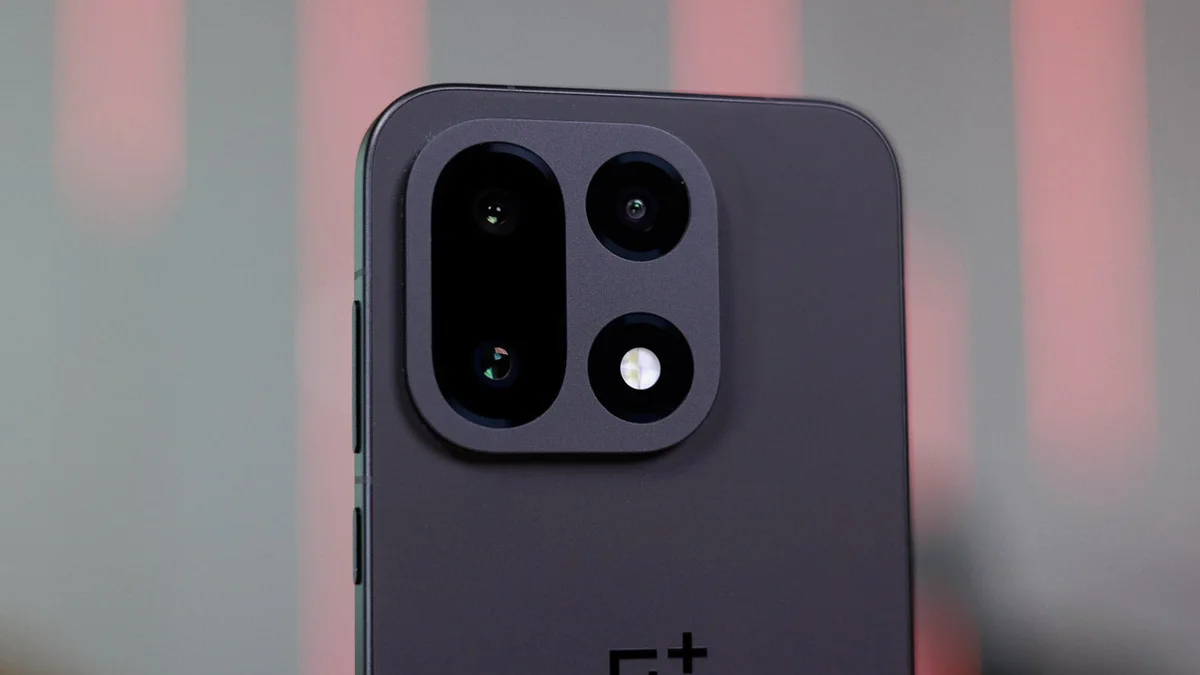 С камерой OnePlus 15 что-то не так. Объясняем, почему все так плохо