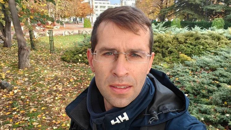 С камерой OnePlus 15 что-то не так. Объясняем, почему все так плохо