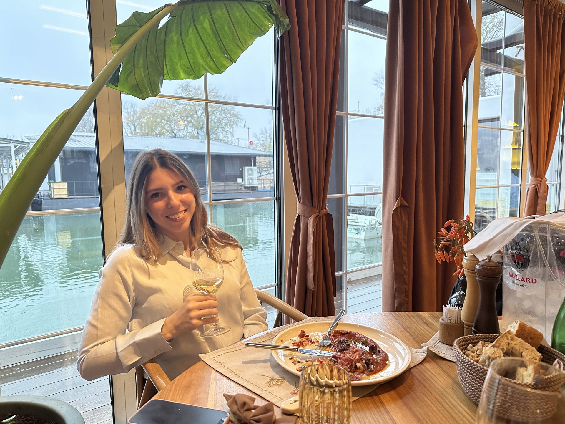 С Мадсом Миккельсеном всё очень плохо как одна фейковая фотография от нейросети обманула весь интернет