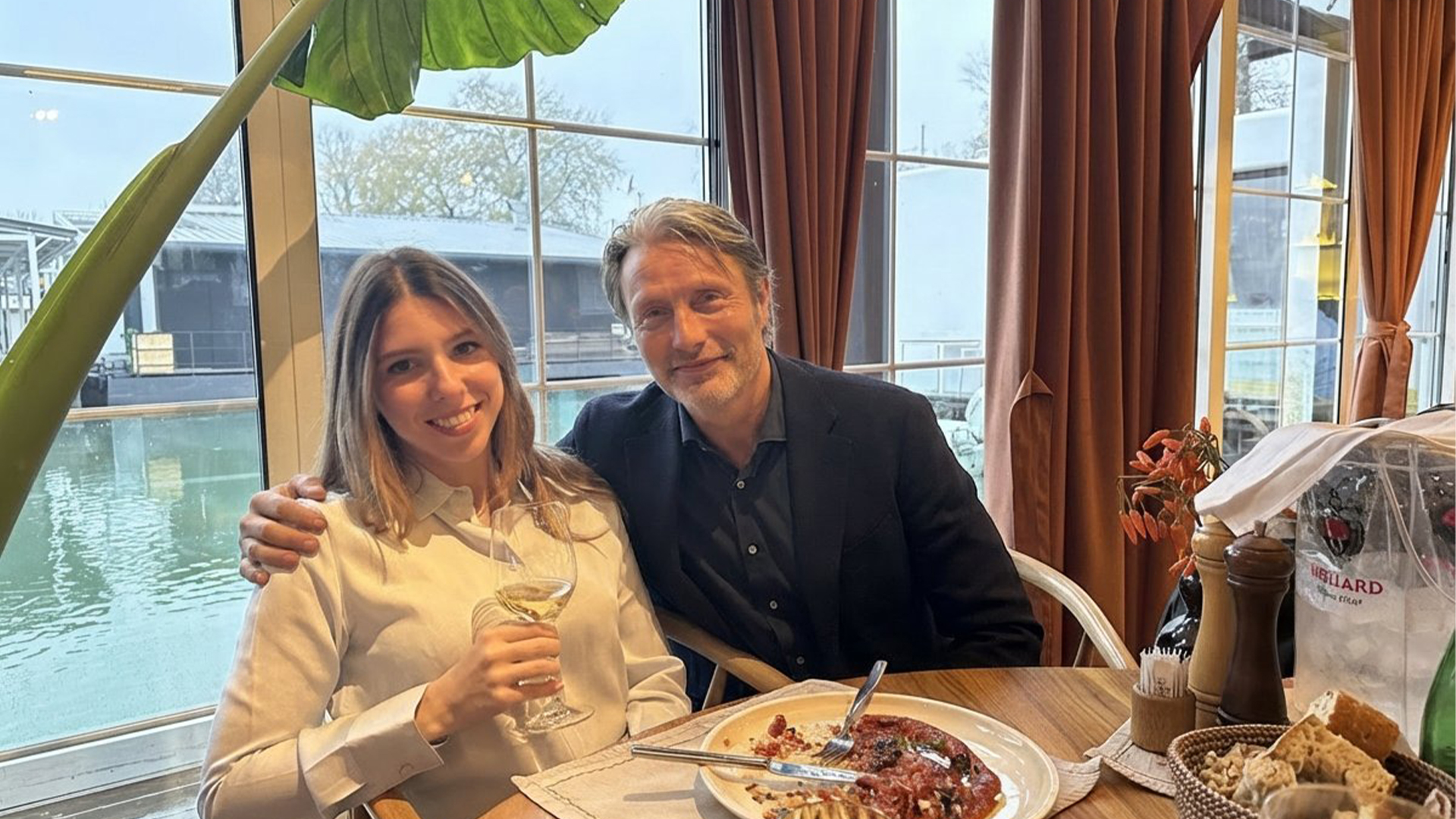 С Мадсом Миккельсеном всё очень плохо: как одна фейковая фотография от нейросети обманула весь интернет