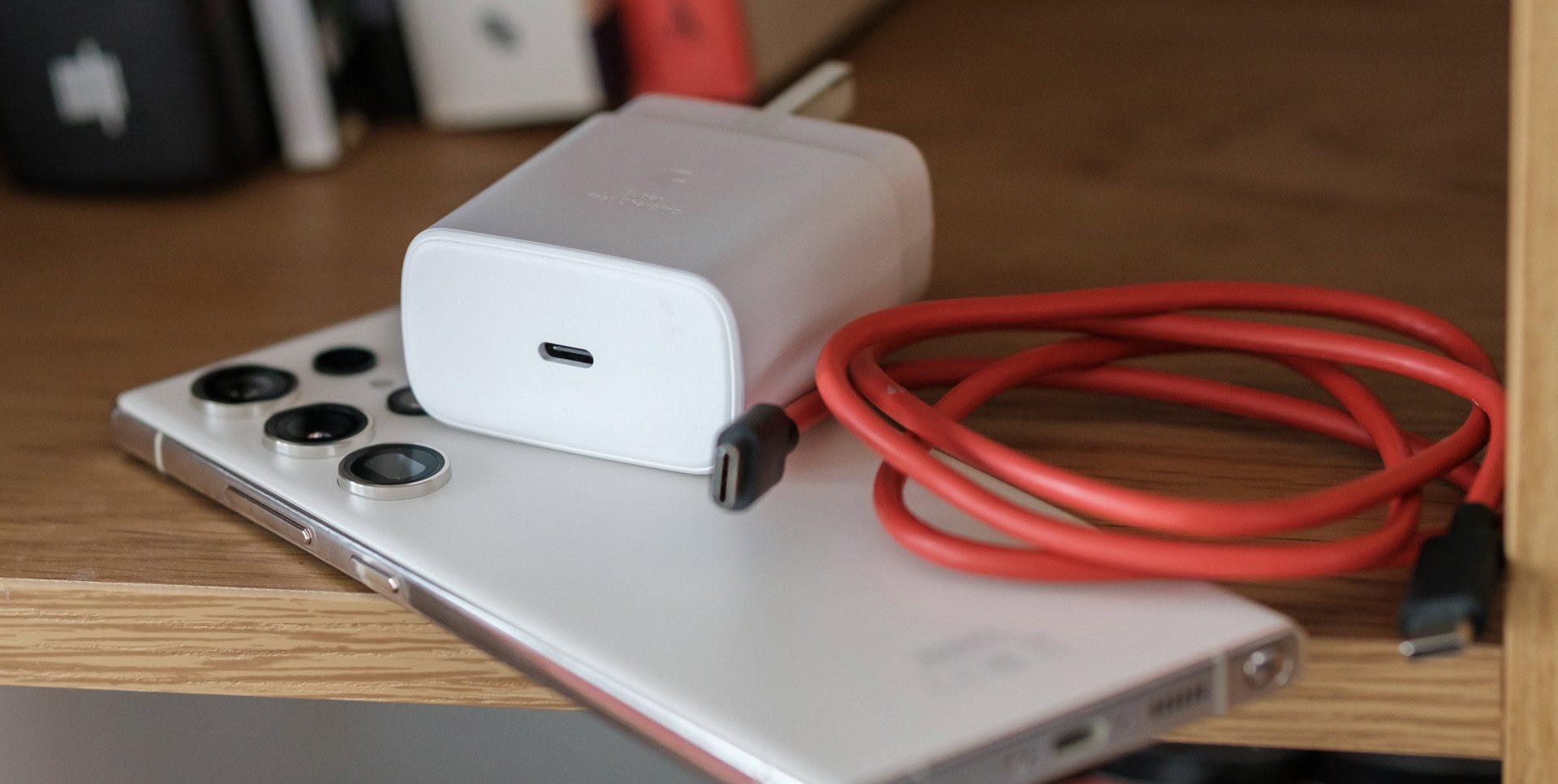 Samsung годами плелась в хвосте: быстрая зарядка Galaxy S26 — это просто издевательство