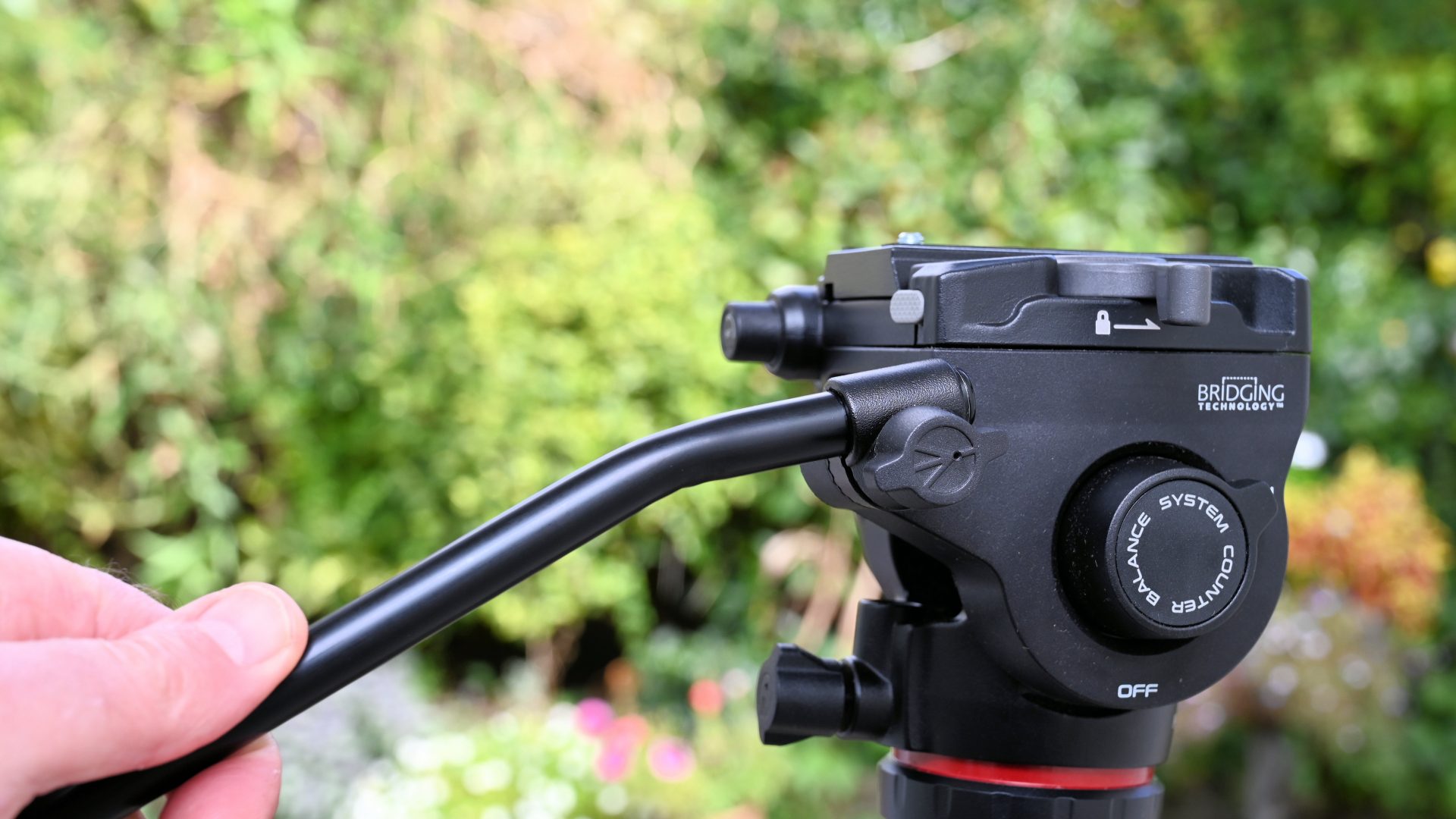 Штатив Manfrotto One Hybrid — универсальное решение