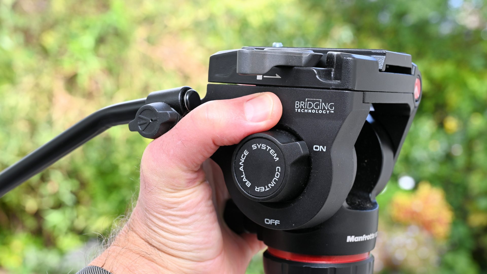 Штатив Manfrotto One Hybrid — универсальное решение