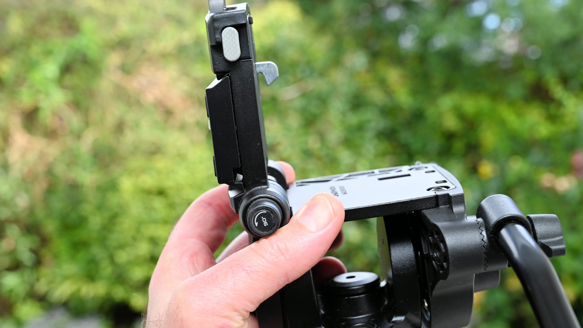 Штатив Manfrotto One Hybrid — универсальное решение