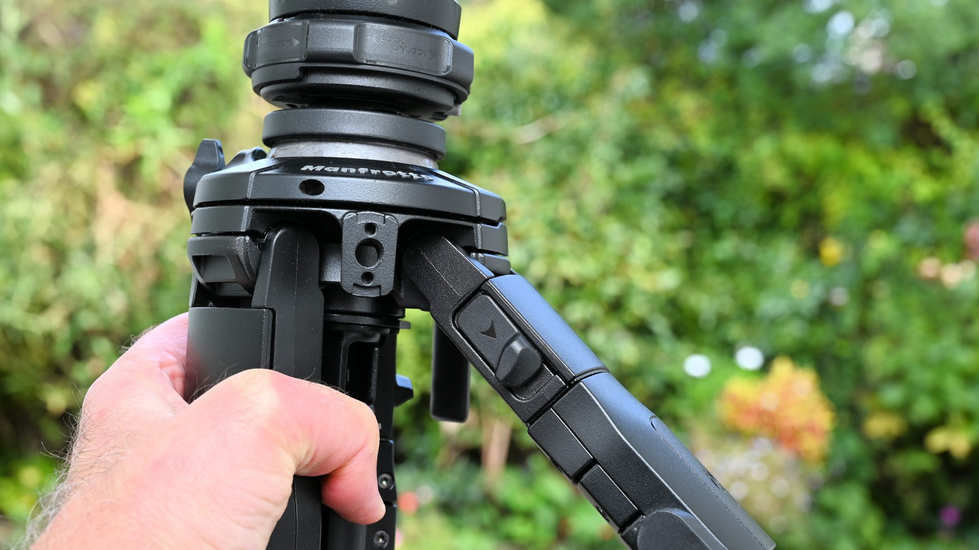 Штатив Manfrotto One Hybrid — универсальное решение